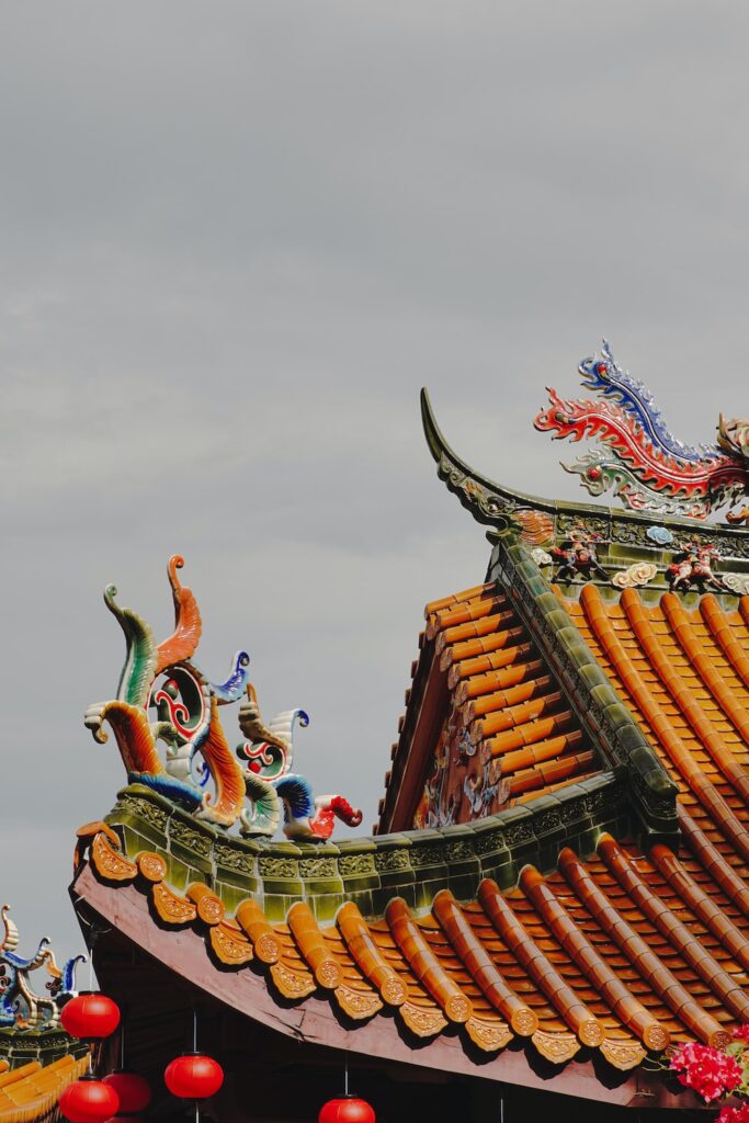 a roof with a dragon decoration on top of it