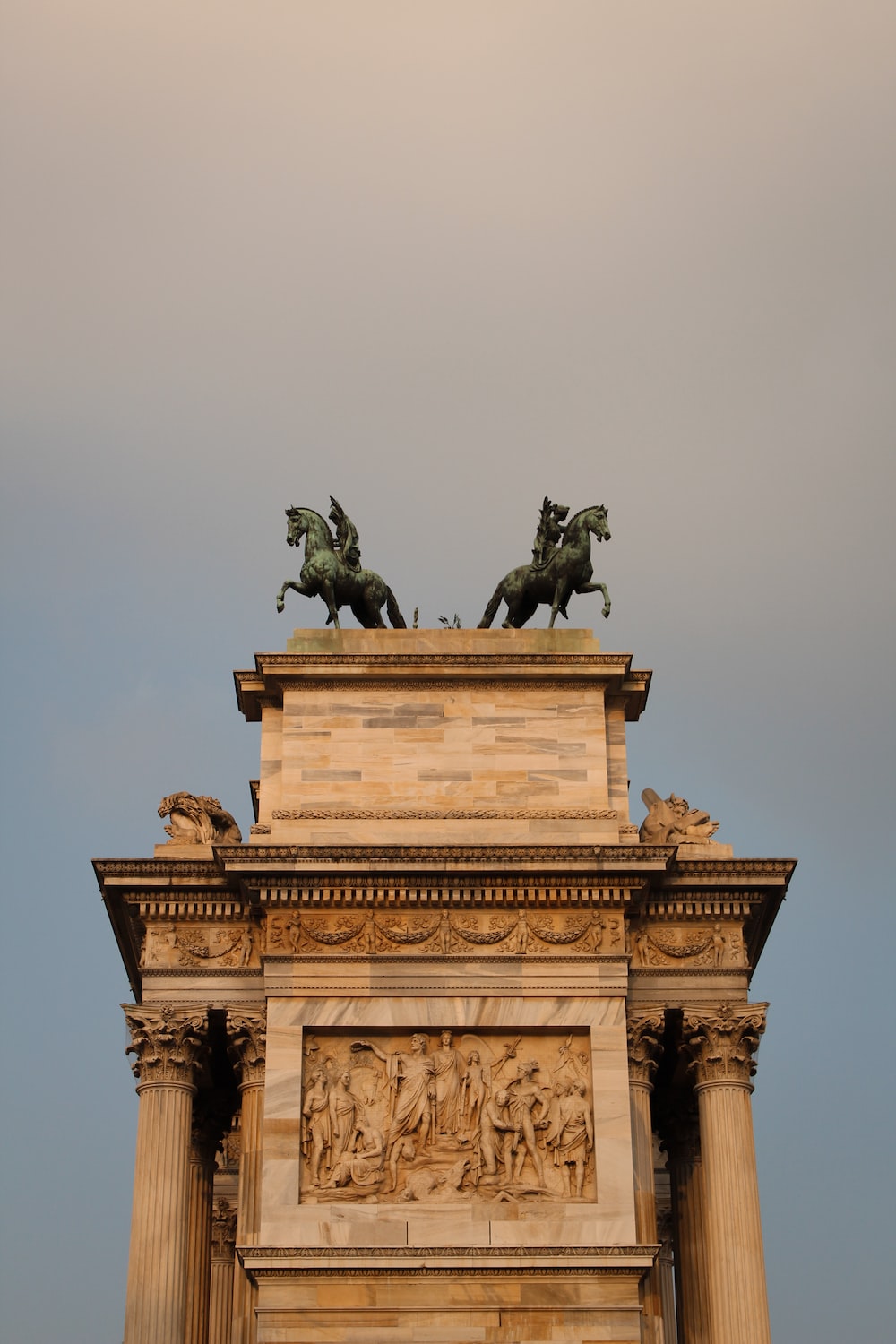 a statue of two horses on top of a building
