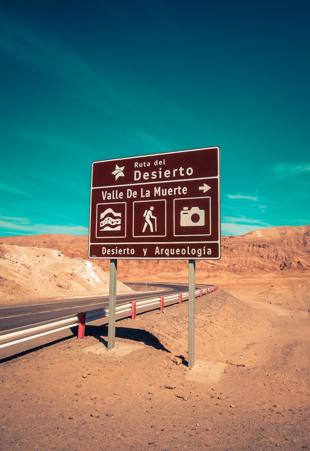 brown desierto road sign