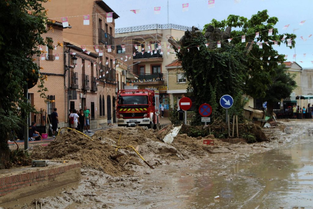 Lluvia torrencial desborda un arroyo en Cebolla y daña viviendas y vehículo