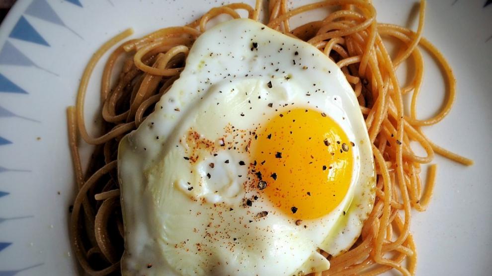  espaguetis al ajillo con huevo recién preparados
