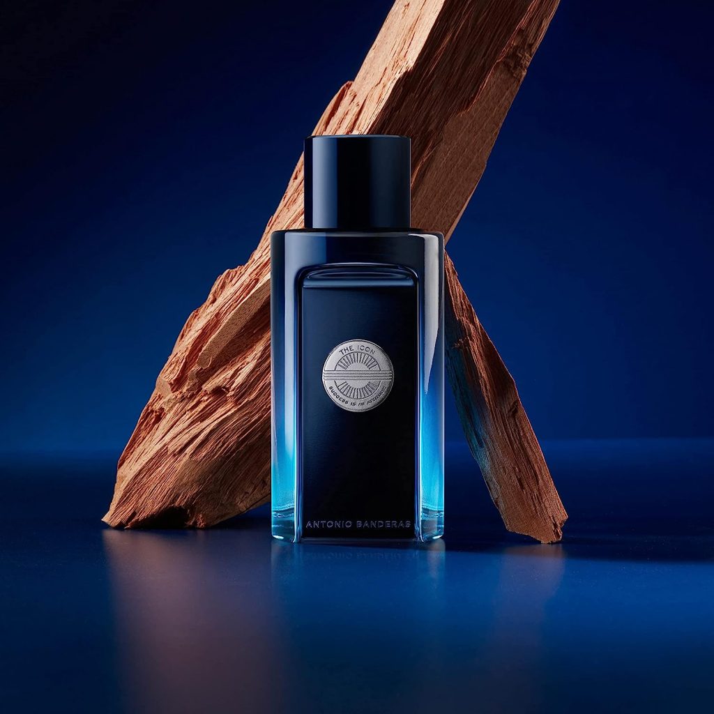 Este perfume se ha convertido en un verdadero icono en el mundo de las fragancias masculinas, atrayendo a aquellos que buscan una esencia distintiva y carismática.