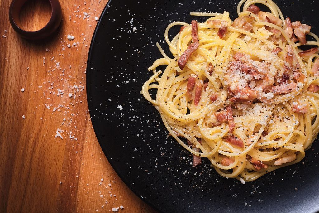 La pasta a la carbonara es un platillo clásico de la cocina italiana que ha conquistado paladares en todo el mundo. Su deliciosa salsa a base de huevos, queso pecorino y panceta crea una experiencia culinaria única