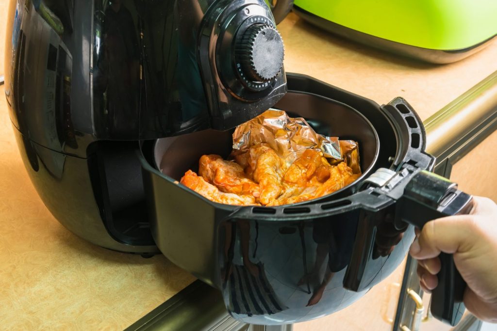 Las freidoras de aire, también conocidas como airfryers, son un electrodoméstico de cocina que ha ganado popularidad en los últimos años debido a su capacidad para cocinar alimentos de manera más saludable y sin la necesidad de utilizar grandes cantidades de aceite