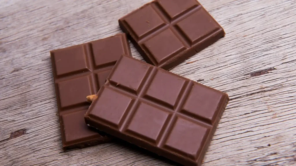 la retirada del chocolate Milka MMMAX Luflée Caramel es una medida de precaución para evitar posibles reacciones alérgicas en las personas sensibles a la leche, la soja o la avellana. Se trata de un error de etiquetado que no afecta a la calidad ni a la seguridad del producto, pero que puede suponer un riesgo para la salud de algunos consumidores.